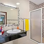 Villa Carlos By *